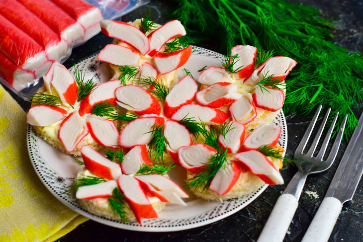 Sandwiches "Flowers" from crab sticks - a simple and beautiful snack without much effort