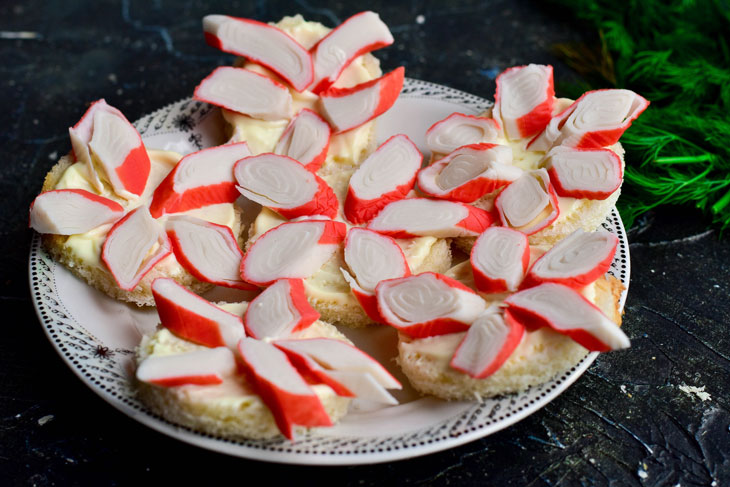 Sandwiches "Flowers" from crab sticks - a simple and beautiful snack without much effort