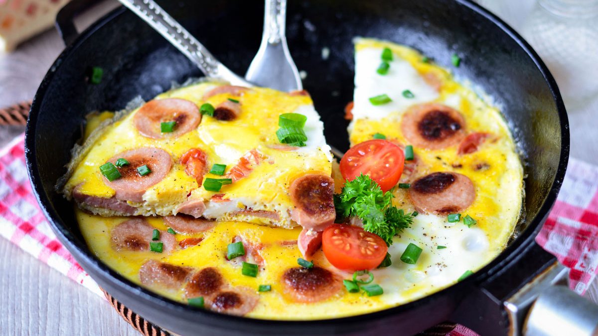 Lush omelette with sausages and tomatoes – a delicious breakfast for the whole family