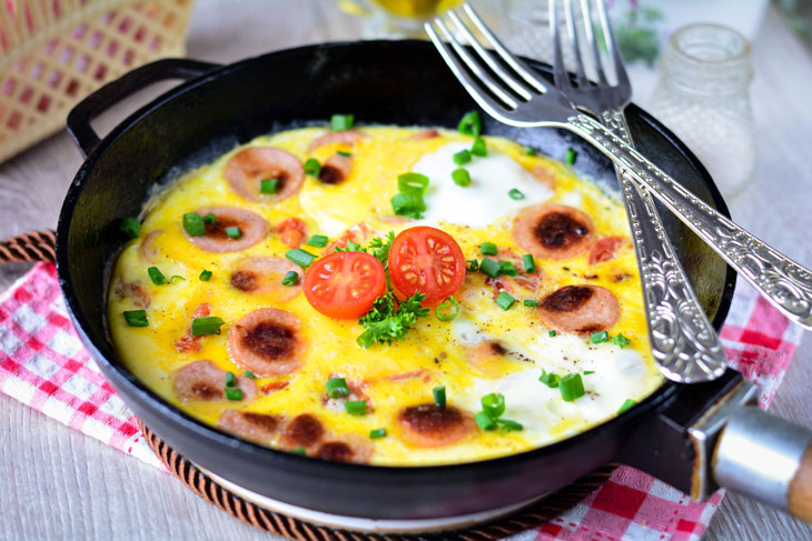 Lush omelette with sausages and tomatoes - a delicious breakfast for the whole family