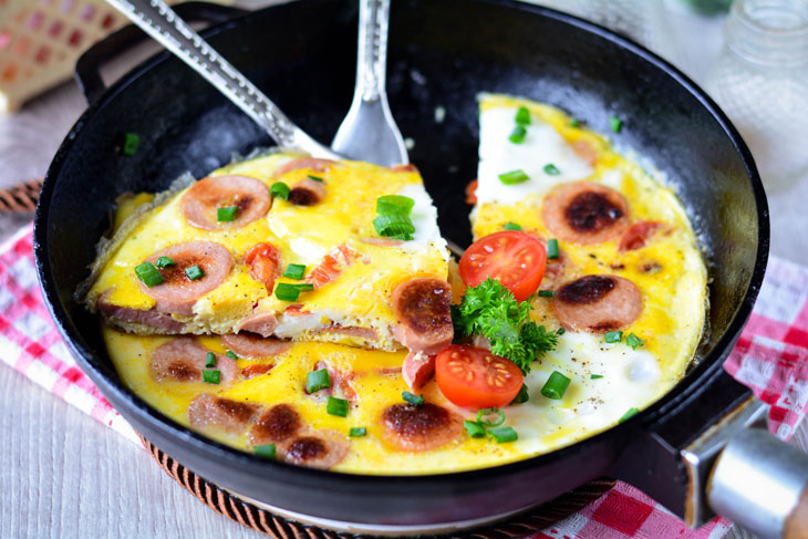 Lush omelette with sausages and tomatoes - a delicious breakfast for the whole family