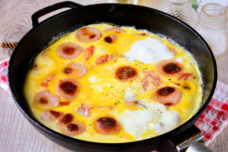 Lush omelette with sausages and tomatoes - a delicious breakfast for the whole family