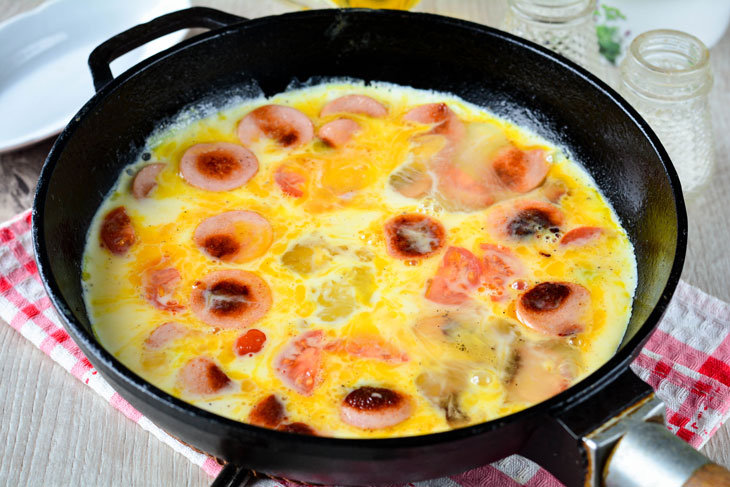 Lush omelette with sausages and tomatoes - a delicious breakfast for the whole family