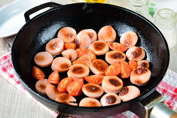 Lush omelette with sausages and tomatoes - a delicious breakfast for the whole family