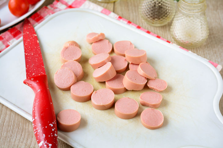 Lush omelette with sausages and tomatoes - a delicious breakfast for the whole family