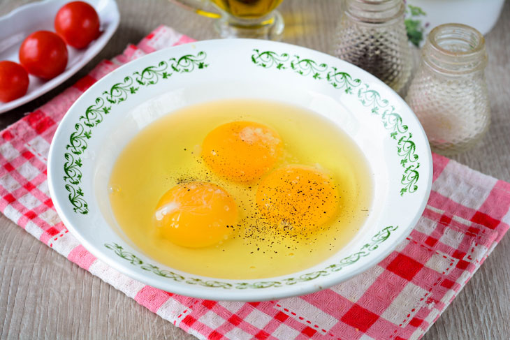 Lush omelette with sausages and tomatoes - a delicious breakfast for the whole family