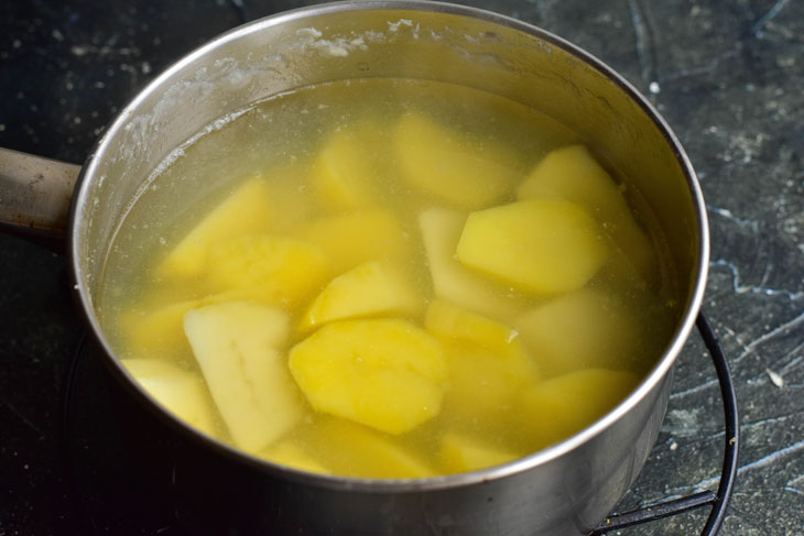 Potato balls - a delicious and affordable snack for the holiday