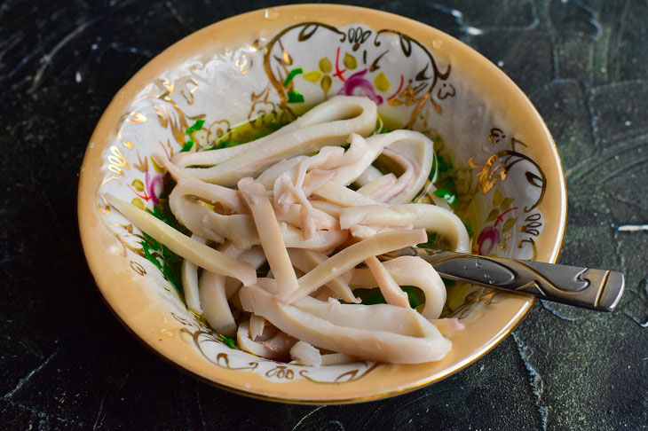 Squid in garlic sauce - tasty and fast from available ingredients