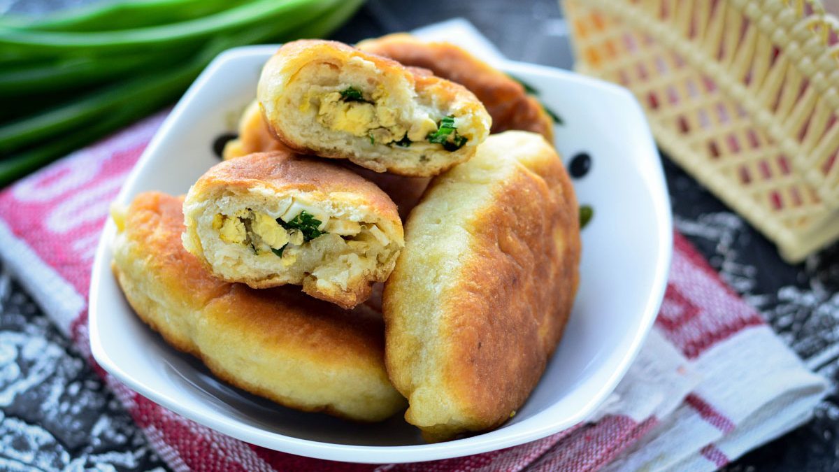 Fried pies with onion and egg – family favorites from a simple kefir dough