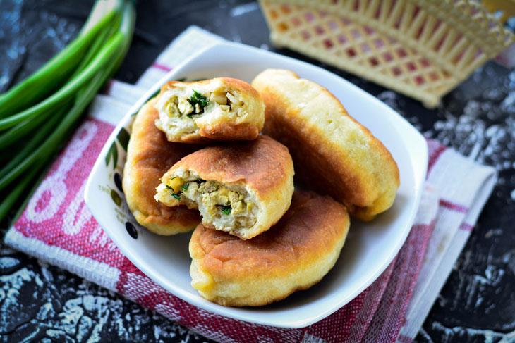 Fried pies with onion and egg - family favorites from a simple kefir dough