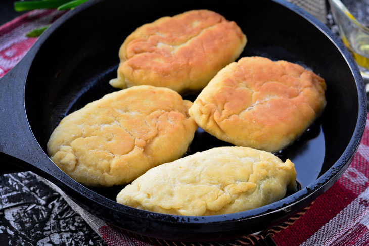 Fried pies with onion and egg - family favorites from a simple kefir dough