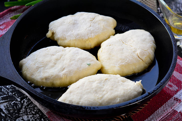 Fried pies with onion and egg - family favorites from a simple kefir dough