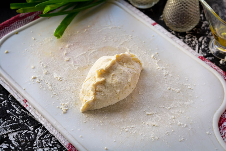 Fried pies with onion and egg - family favorites from a simple kefir dough