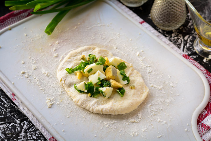 Fried pies with onion and egg - family favorites from a simple kefir dough