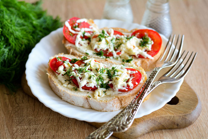 Quick sandwiches with cheese and tomatoes in the microwave