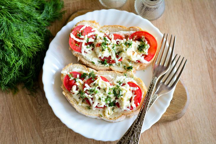 Quick sandwiches with cheese and tomatoes in the microwave