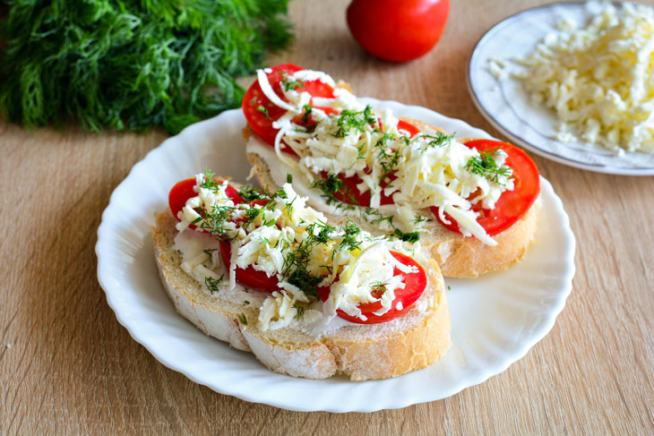 Quick sandwiches with cheese and tomatoes in the microwave