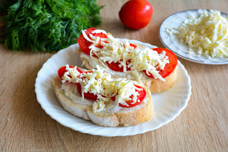 Quick sandwiches with cheese and tomatoes in the microwave