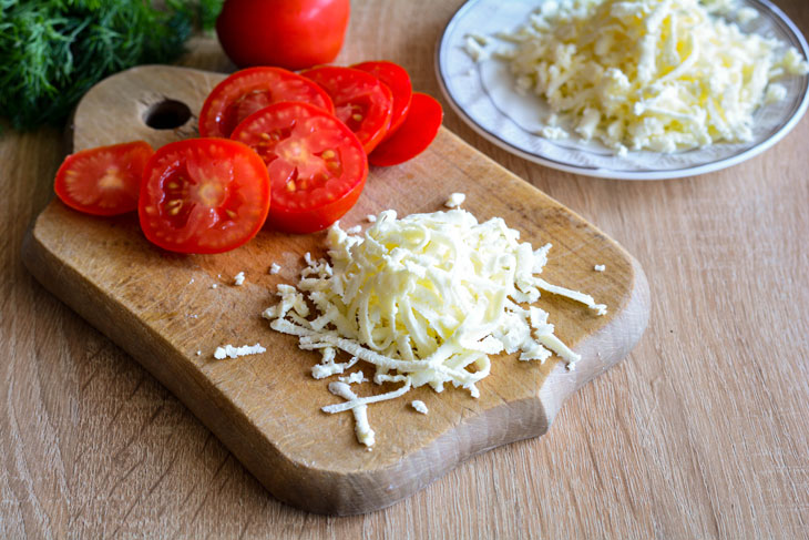 Quick sandwiches with cheese and tomatoes in the microwave