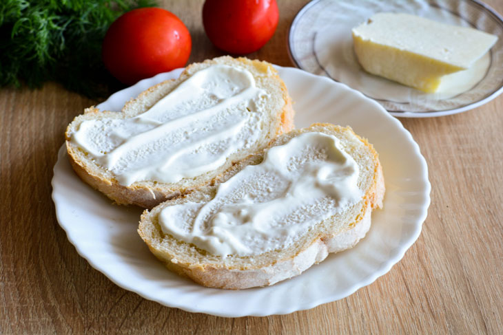 Quick sandwiches with cheese and tomatoes in the microwave