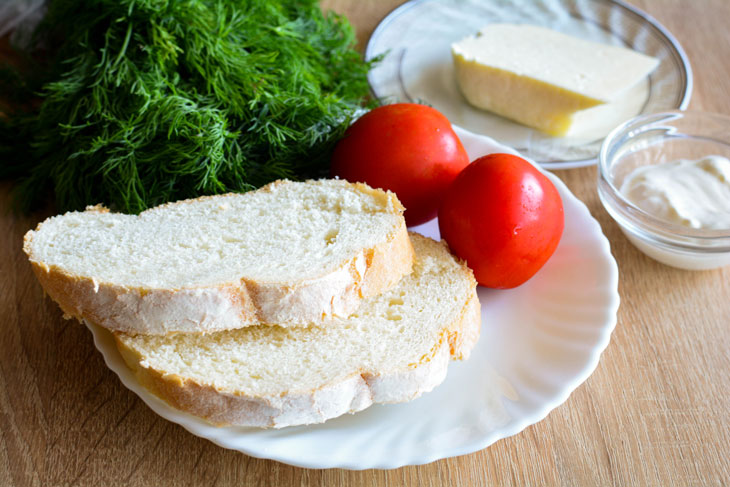 Quick sandwiches with cheese and tomatoes in the microwave