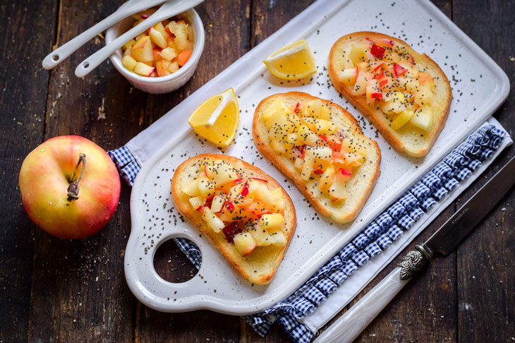 Croutons with apples - an unusual and appetizing, delicious sandwich