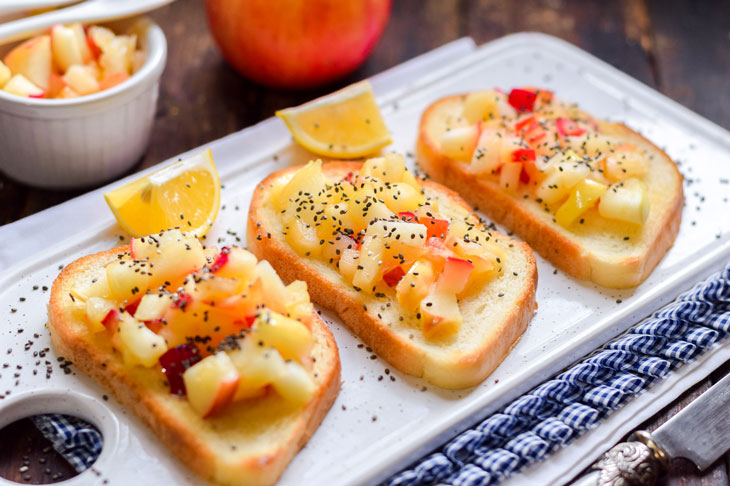 Croutons with apples - an unusual and appetizing, delicious sandwich