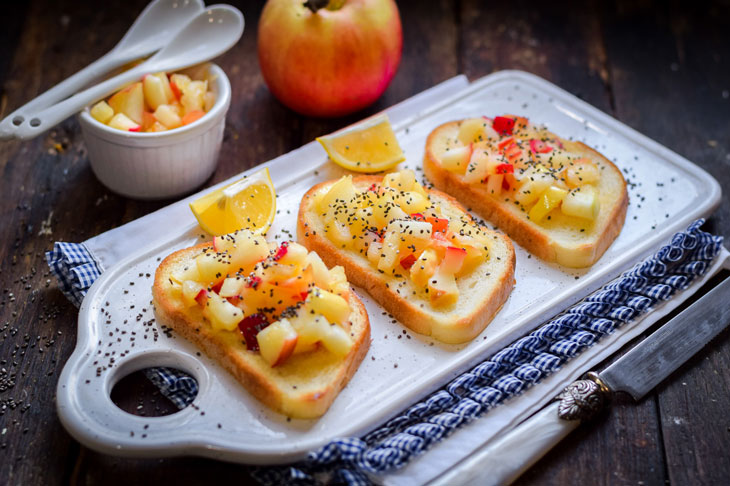 Croutons with apples - an unusual and appetizing, delicious sandwich