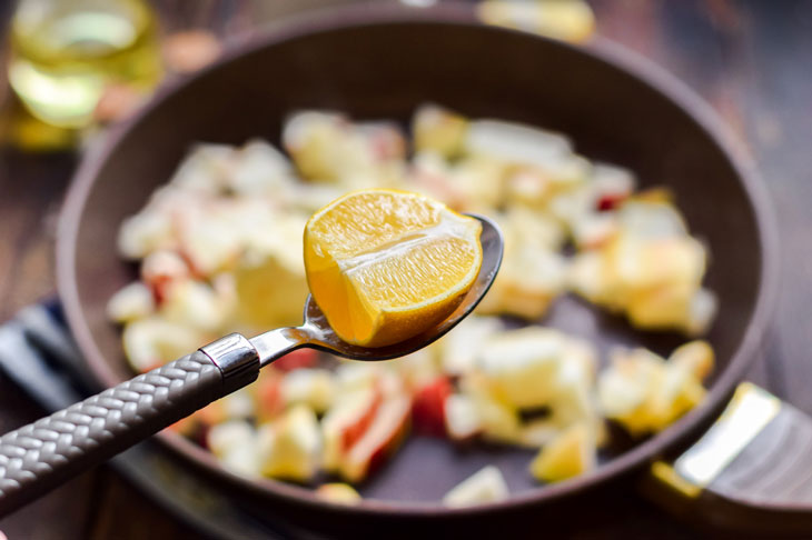 Croutons with apples - an unusual and appetizing, delicious sandwich