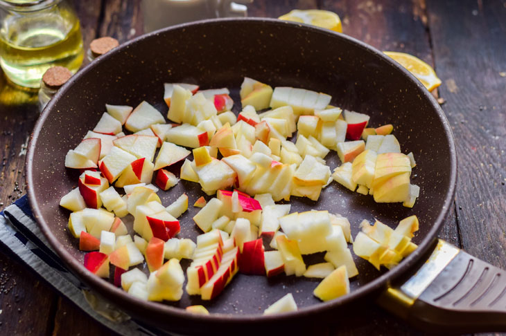 Croutons with apples - an unusual and appetizing, delicious sandwich