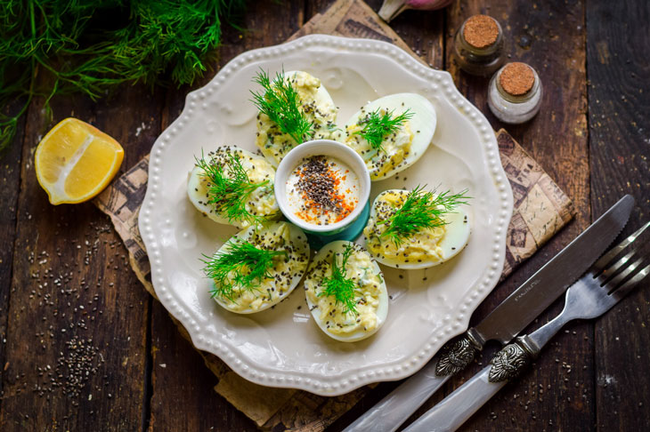 Stuffed eggs with cheese - a beautiful and easy to prepare appetizer