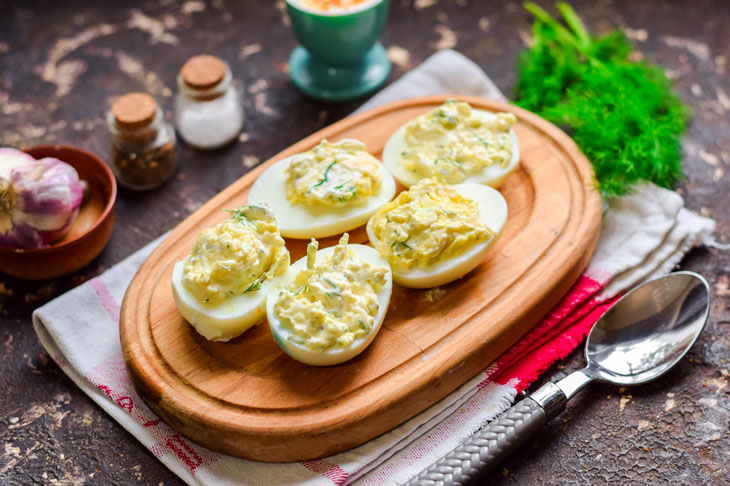 Stuffed eggs with cheese - a beautiful and easy to prepare appetizer
