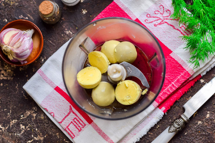 Stuffed eggs with cheese - a beautiful and easy to prepare appetizer