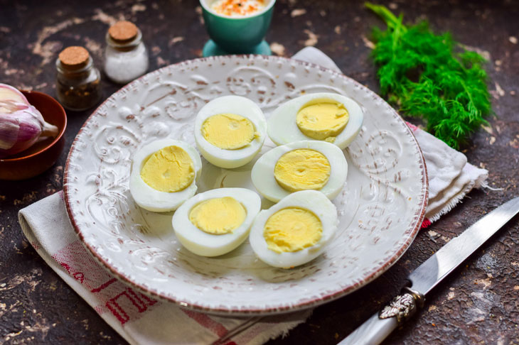 Stuffed eggs with cheese - a beautiful and easy to prepare appetizer