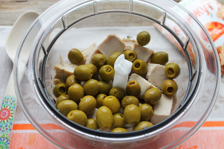 Chicken balls with olives - they will successfully decorate any holiday table