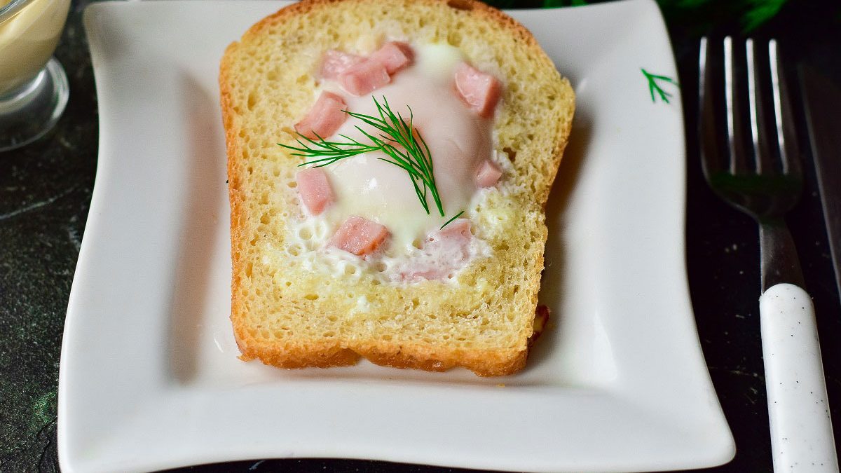 Fried eggs in bread with pieces of ham – a delicious breakfast in 5 minutes