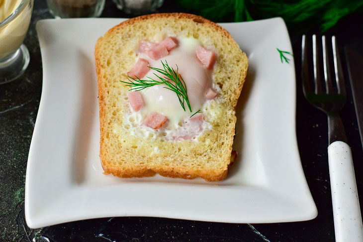 Fried eggs in bread with pieces of ham - a delicious breakfast in 5 minutes