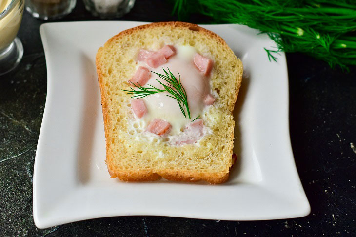 Fried eggs in bread with pieces of ham - a delicious breakfast in 5 minutes