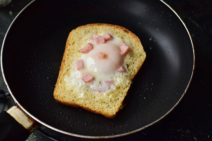 Fried eggs in bread with pieces of ham - a delicious breakfast in 5 minutes