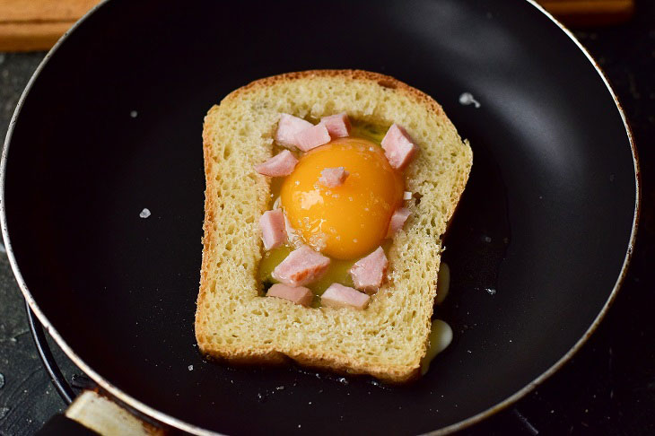 Fried eggs in bread with pieces of ham - a delicious breakfast in 5 minutes