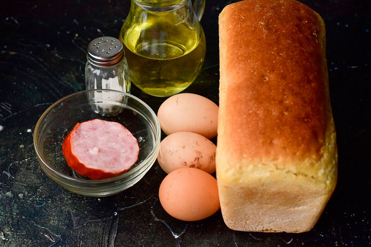 Fried eggs in bread with pieces of ham - a delicious breakfast in 5 minutes