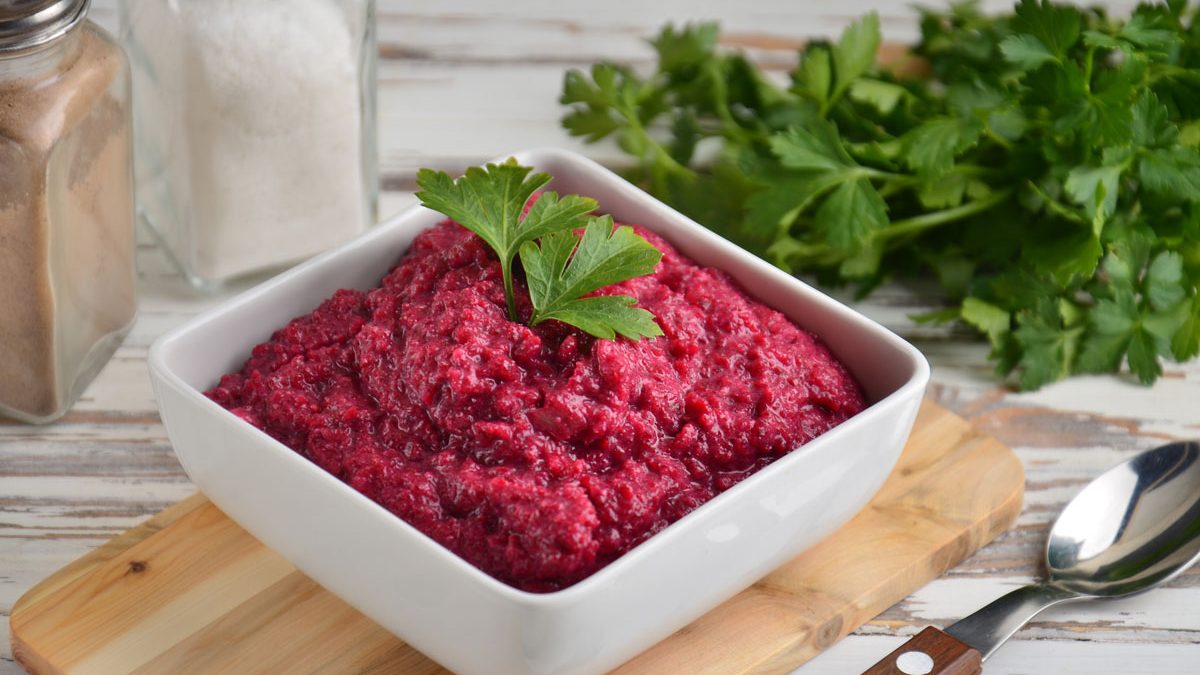 Forshmak with herring and beetroot – a chic appetizer made from simple products
