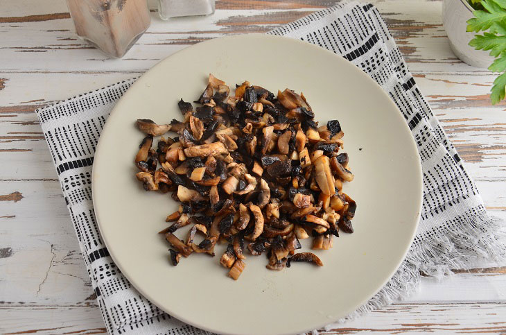 Draniki with mushrooms - a chic appetizer from simple products
