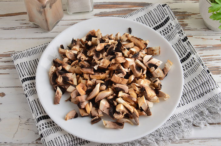 Draniki with mushrooms - a chic appetizer from simple products
