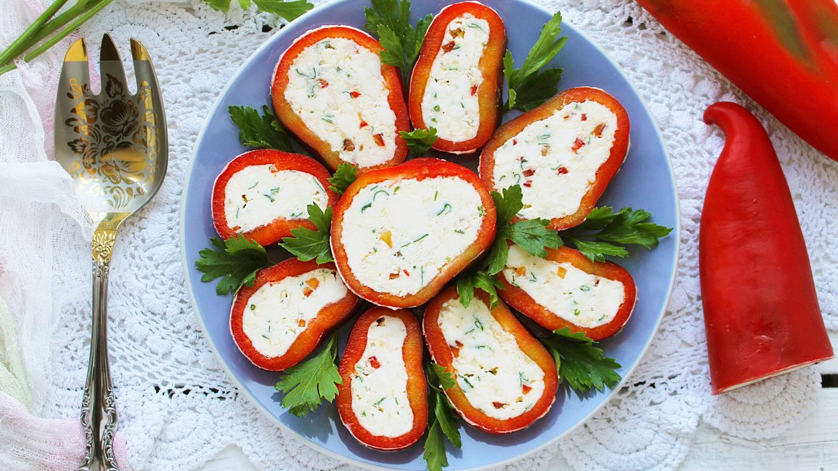 Peppers stuffed with processed cheese – looks beautiful on any holiday table