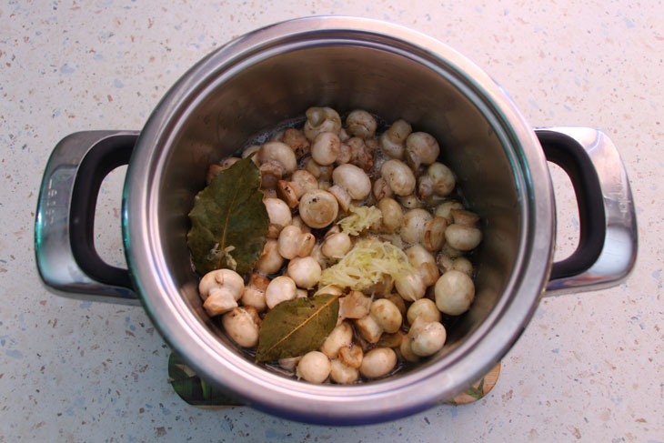 Pickled Mushrooms - A Quick and Easy Recipe in 10 Minutes