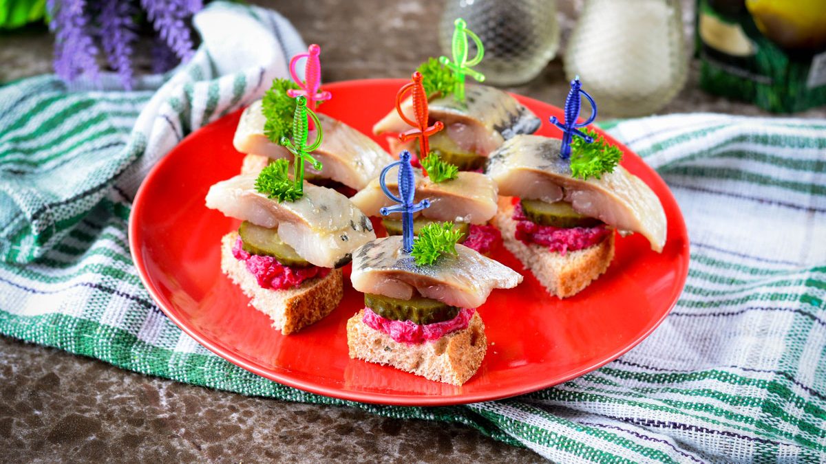 Canape with herring – a beautiful and appetizing appetizer for the holiday