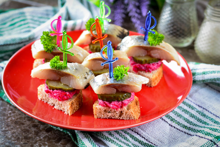 Canape with herring - a beautiful and appetizing appetizer for the holiday