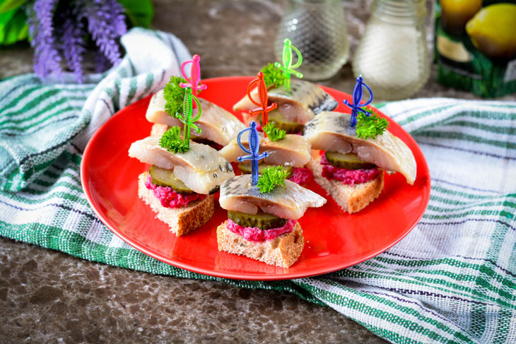 Canape with herring - a beautiful and appetizing appetizer for the holiday