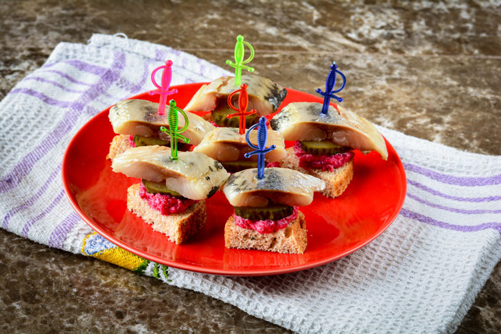 Canape with herring - a beautiful and appetizing appetizer for the holiday